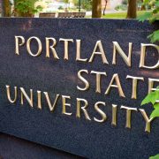 Skilt med tekst: Portland State University. Bilde.
