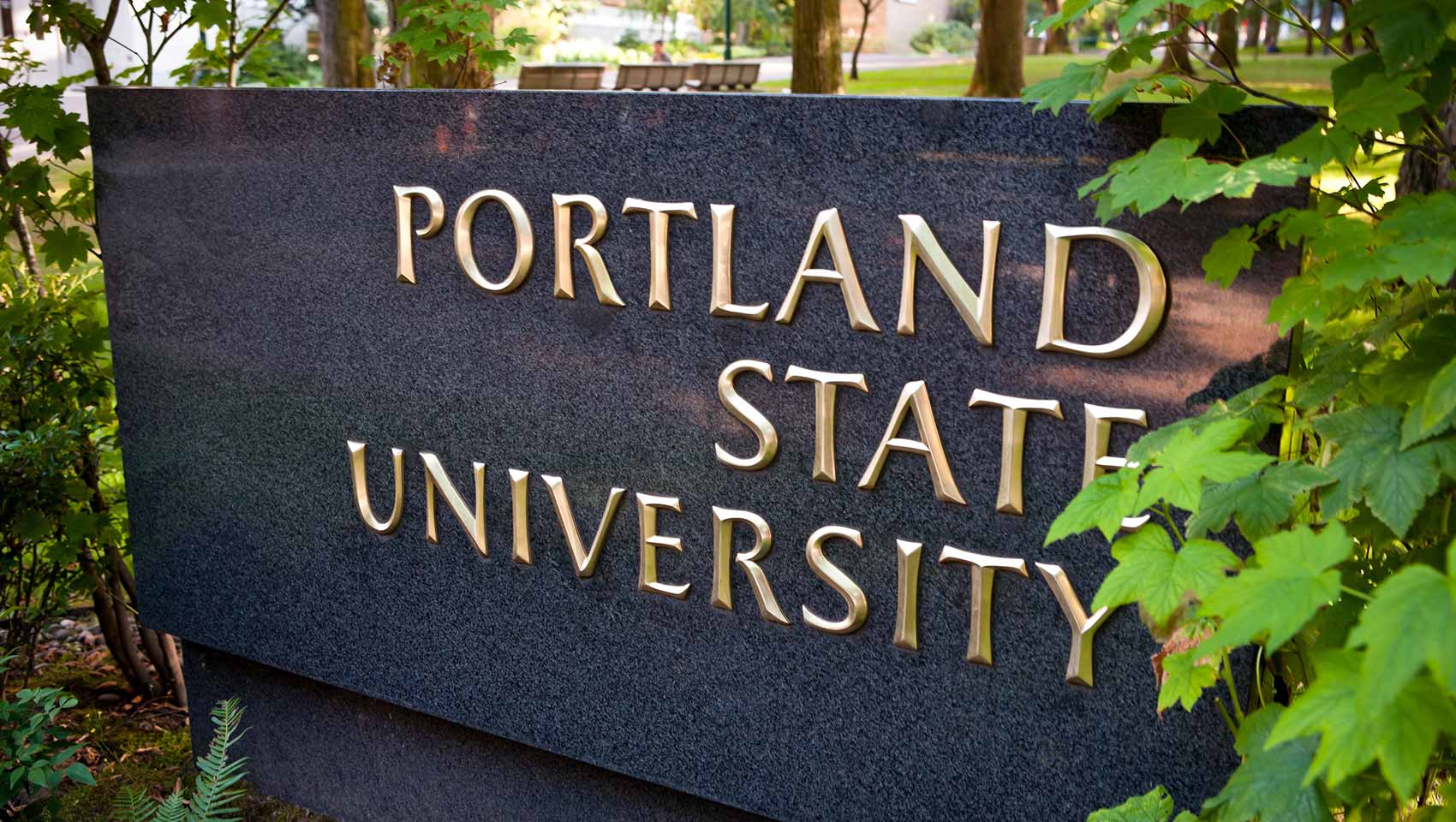 Skilt med tekst: Portland State University. Bilde.