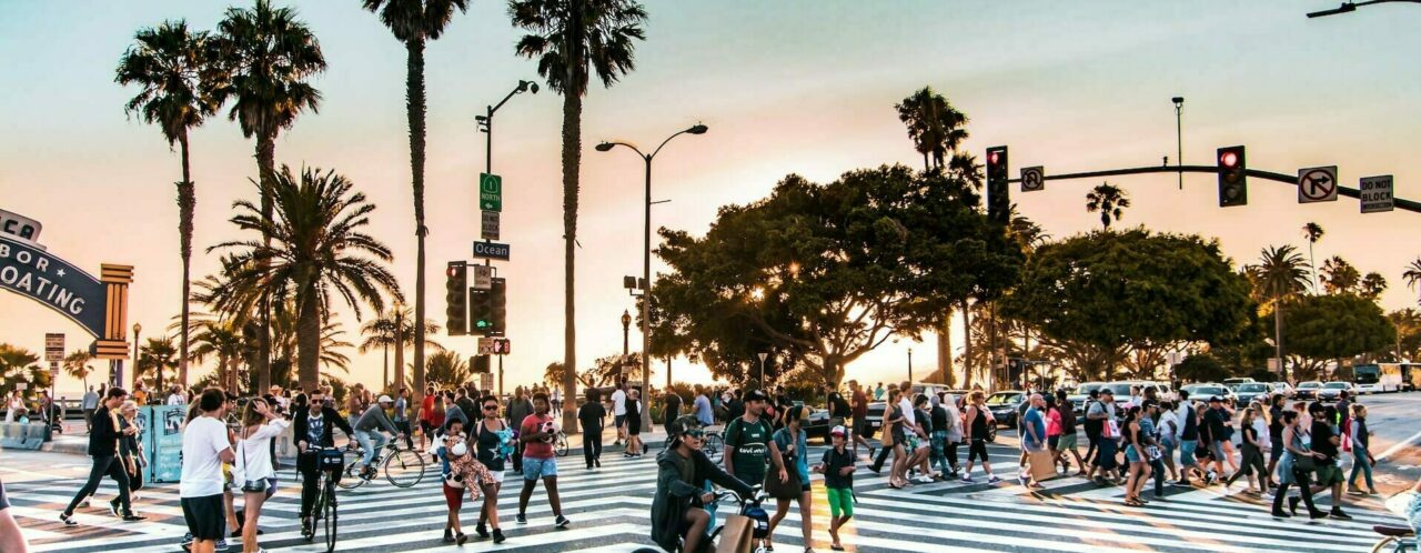 Bilde av en rekke folk som både bor og studerer i Los Angeles. 