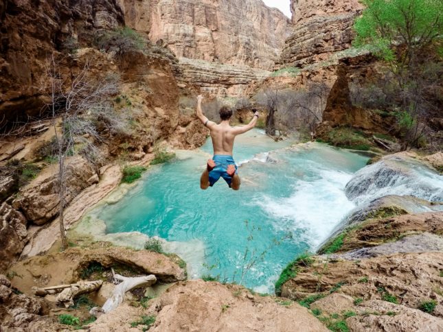 Bilde av en student som hopper ut i vannet når han tar et study abroad program i USA.