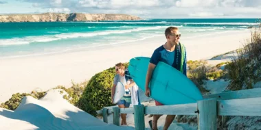 To studenter som surfer i Australia. Bilde.