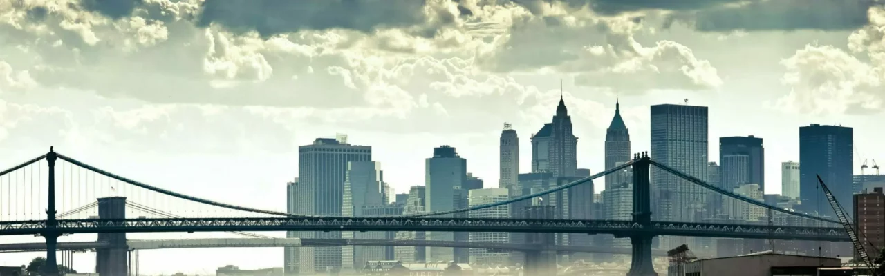 Bilde av flere skyskrapere og en bro i New York. 