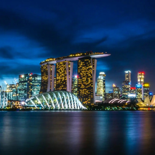 Nattbilde av Singapore by. 
