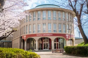 Moderne campusbygning ved Temple University Japan i Tokyo.