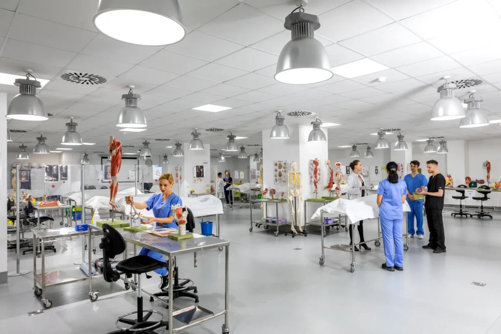 Medisinstudenter i anatomilaboratorium ved University of Nicosia.