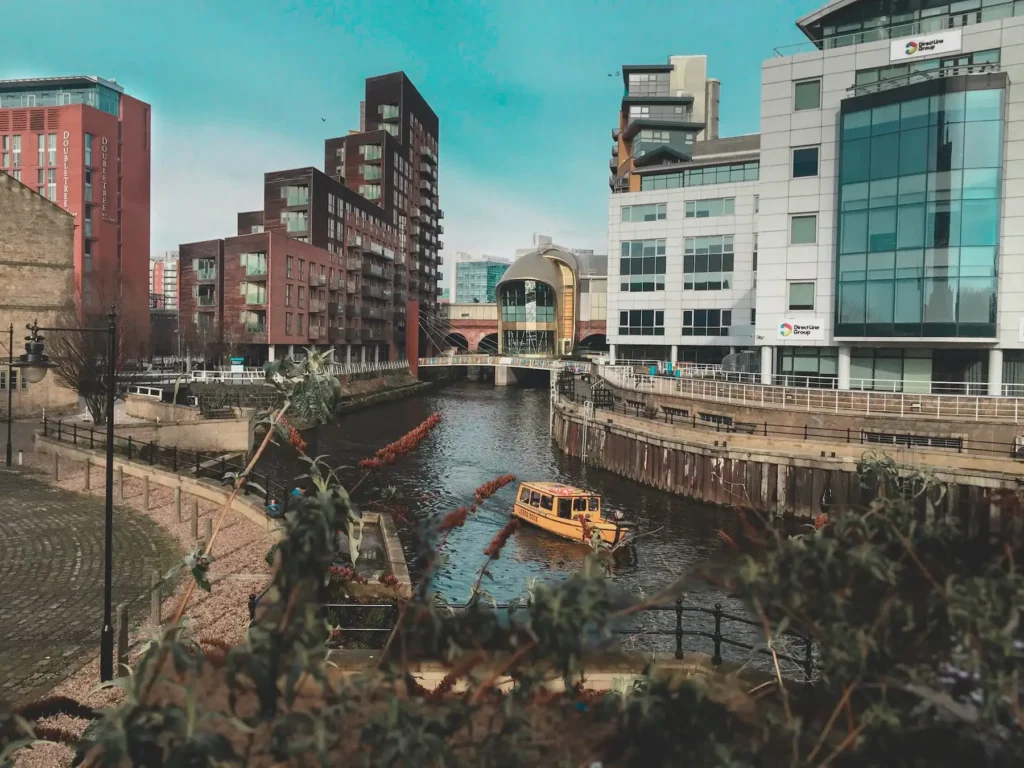 Kanal og moderne bygninger i Manchester nær Leeds Beckett University.