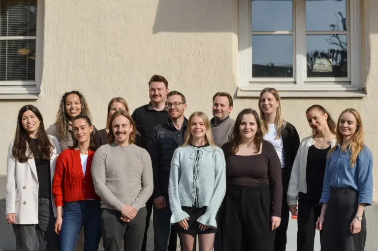Gruppebilde av SONOR-teamet samlet utenfor Beyond Abroad-kontoret under et felles firmaarrangement