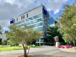Queensland University of Technology (QUT) i Brisbane. Moderne universitetsbygning omgitt av grøntområder på et innovativt campus som tiltrekker studenter fra hele verden.