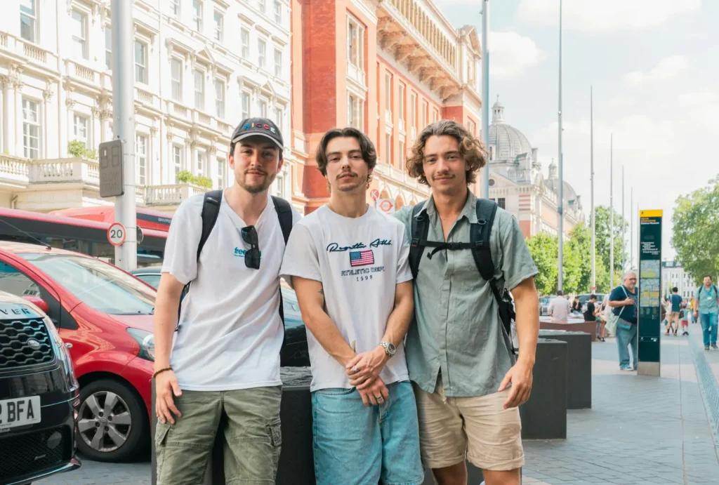 Tre studenter på studiereise står sammen i en europeisk storby og utforsker nye omgivelser under et utenlandsopphold.